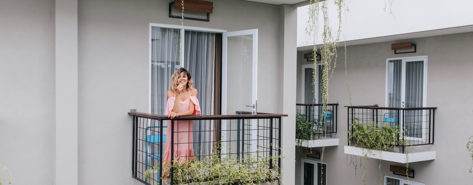 cudowna-dziewczyna-kaukaski-wyrazajaca-szczescie-pozujac-w-hotelu-beztroska-opalona-krecona-kobieta-w-rozowej-sukience.jpg (300 KB)